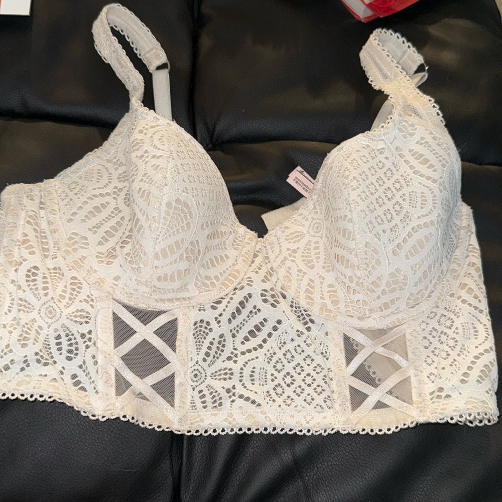 New Victoria Secert bra 36 C never worn it can’t return it